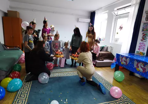 Două fetiţe de 4 ani, aduse dintr-un centru maternal din Odesa, şi-au sărbătorit ziua de naştere în Bucureşti. „Un strop de bine într-o mare de rău”