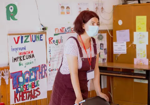 A renunțat la corporație ca să fie profesoară de franceză în Chitila. „Am copii cu care nimeni nu stă de vorbă sincer și care nu înţeleg la ce foloseşte şcoala”