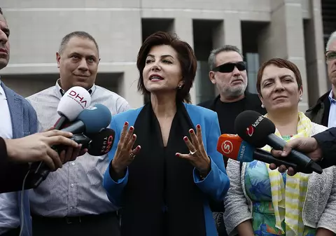 O cunoscută jurnalistă din Turcia, condamnată la peste 2 ani de închisoare, acuzată de insultarea lui Erdogan