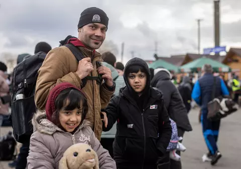 Un afgan și cei doi copii ai săi au plecat din Ucraina, țară în care s-au refugiat de talibani. „Am fugit de un război, acum a început altul”