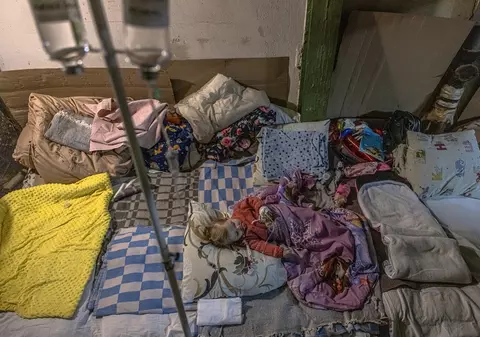 „Am dormit pe podea, lângă Milena”. Copiii din cel mai mare spital de pediatrie din Kievul bombardat, mutați în subsolul clădirii