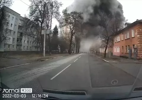 VIDEO | Momentul în care o bombă lovește un cartier de blocuri din Cernihiv, surprins de o cameră de bord