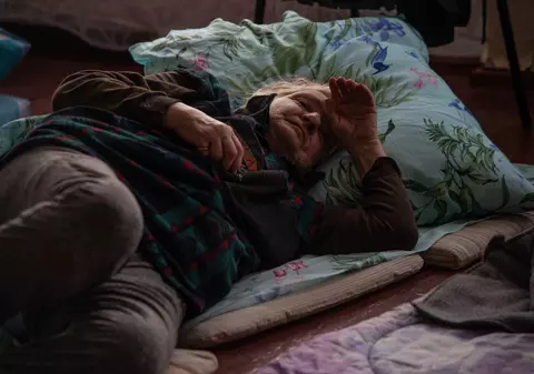 În Mariupolul asediat, zeci de mii de oameni trăiesc în adăposturi, în frig și fără mâncare. „E nevoie de un coridor umanitar, altfel e o moarte lentă de foame și sete”