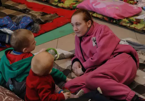 O ucraineancă și-a lăsat propriii copii acasă și a fugit să-i salveze pe cei dintr-un orfelinat. Familia ei nu a fost încă evacuată