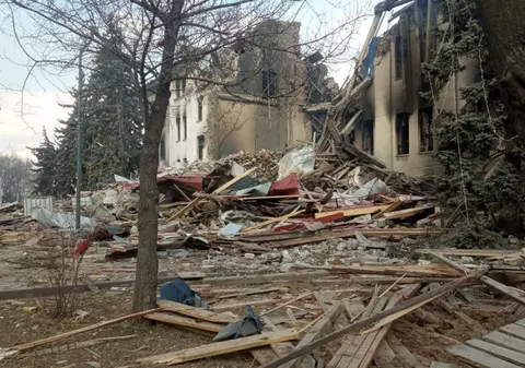 Zelenski, la doi ani de la bombardarea teatrului din Mariupol, care a dus la moartea a sute de civili: „Fiecare ucigaș rus trebuie tras la răspundere”