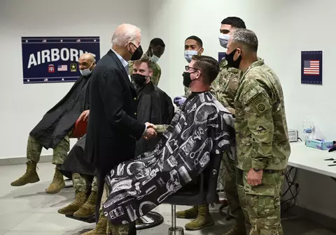 Joe Biden către militarii americani staționați în orașul polonez Rzeszow: „Sunteți în mijlocul luptei dintre democrație și oligarhi”