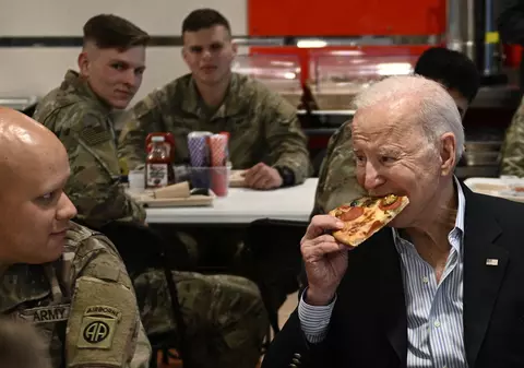 Președintele Joe Biden a mâncat pizza alături de militarii americani trimiși în Polonia