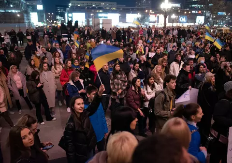 VIDEO. Manifestație uriașă pro-Ucraina în centrul Varșoviei, în ziua vizitei președintelui american