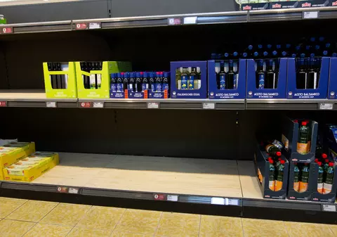 Febra uleiului și a făinii a ajuns și în supermarketurile din Germania: „M-au amenințat că nu voi trăi să văd a doua zi și că vor distruge totul”