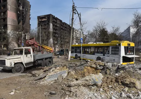 Cel mai cunoscut scriitor ucrainean a trimis publicului român un articol: „Stalingrad? Nu, Mariupol”