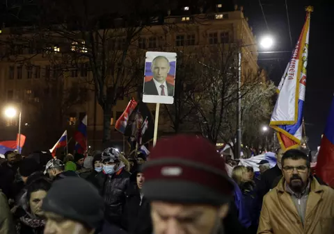 Protest în favoarea războiului lui Putin, în Belgrad. Mii de sârbi proruși au ieșit aseară în stradă