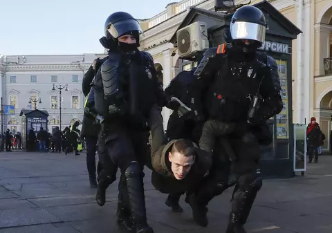 „Poate sancțiunile îi vor face pe ruși să iasă la proteste masive. Nu pentru Ucraina, pentru propriul stomac”. Interviu cu un activist din Rusia