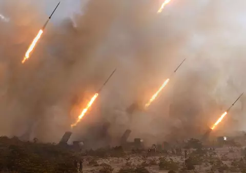 Coreea de Nord anunţă că a testat cu succes un nou sistem de control al lansatoarelor de rachete multiple. Coreea de Sud, desemnată principalul inamic