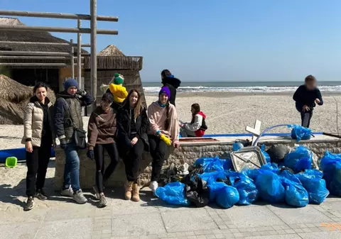 Un grup de refugiați ucraineni a curățat o plajă din Mamaia din proprie inițiativă
