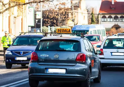 Tânără de 18 ani, filmată când oferea bani pentru promovarea examenului auto