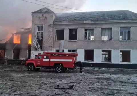 Imagini cu o școală și cu o casă de cultură distruse de bombardamentele de la Merefa, în regiunea Harkov. Cel puțin 21 de oameni au murit
