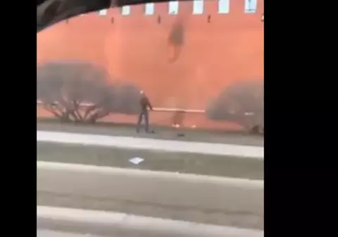 VIDEO. Momentul în care un bărbat aruncă cu cocktailuri Molotov în zidurile Kremlinului