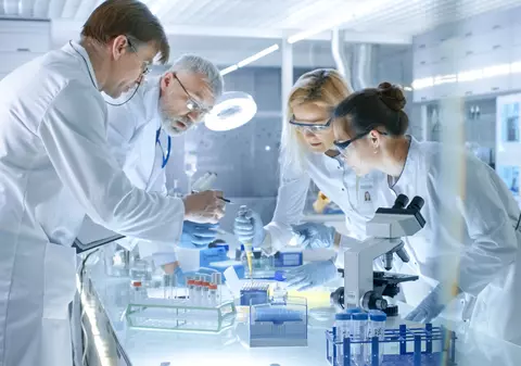 „Se împrumută pentru a-și crește copiii”. Cercetătorii de la stat, plătiți parțial de două luni și jumătate. Cum explică ministrul Boloș