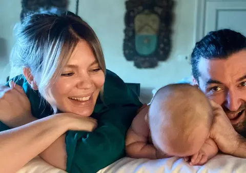 Smiley, Gina Pistol și fiica lor, într-o nouă vacanță. În ce țară au dus-o acum pe micuța Josephine