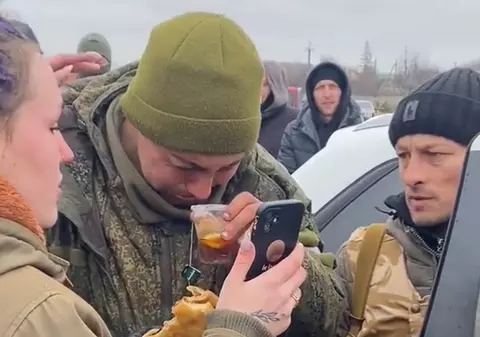 VIDEO | Un soldat rus plânge mușcând din mâncarea oferită de o tânără ucraineancă. Fata a sunat-o pe mama soldatului