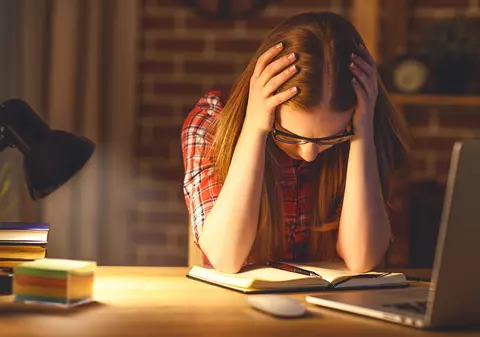 „Am crezut că, dacă nu ai note bune, ești nimic”. O tânără vorbește despre atacurile de panică și anxietatea prin care trece de cinci ani