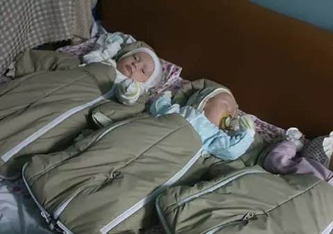 Zeci de români vor să ajute o mamă cu triplete de 4 luni, din Keiv: „Unde să o trimit, călătorește singură cu bebelușele?”