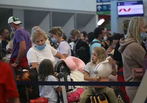 Unii ruși plecați în vacanță în străinătate au văzut cum biletele de întoarcere s-au făcut 2.000 de euro