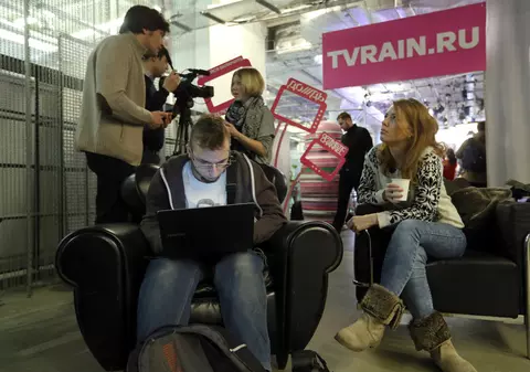 „Jurnalismul este practic ilegal acum în Rusia”. Mărturiile ziariștilor care au fugit de represiunea lui Putin