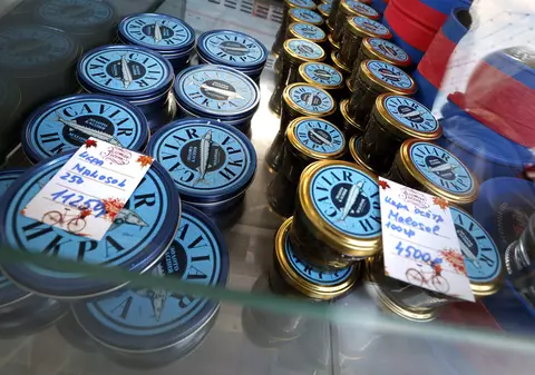 UE interzice exporturile de produse de lux către Rusia, dar nu renunță la vodca și caviarul rusești, anunță TASS