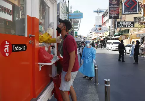 Mii de turiști ruși au rămas blocați în Thailanda. Autoritățile propun să plătească în criptomonede