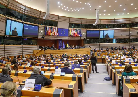 Doi eurodeputați români s-au abținut la votul din PE privind impunerea de noi sancțiuni împotriva Rusiei. Cum au motivat