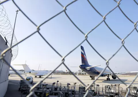 SUA oprește la sol 100 de avioane care au zburat recent în Rusia, inclusiv un avion al miliardarului Abramovici