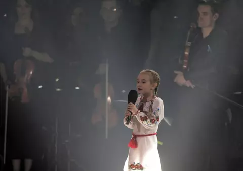 Fetița de 7 ani devenită celebră după ce a cântat într-un buncăr din Kiev a fost chemată să interpreteze imnul țării sale la un concert în Polonia