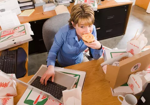 10 pași simpli prin care poți să renunți la mâncatul pe fond de stres