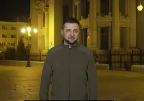 De pe străzile Kievului, Zelenski îndeamnă Rusia la negocieri de pace: „Este timpul să ne întâlnim”