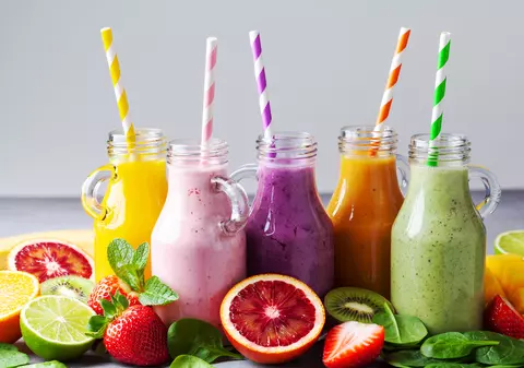 13 smoothie-uri care te hidratează când e foarte cald
