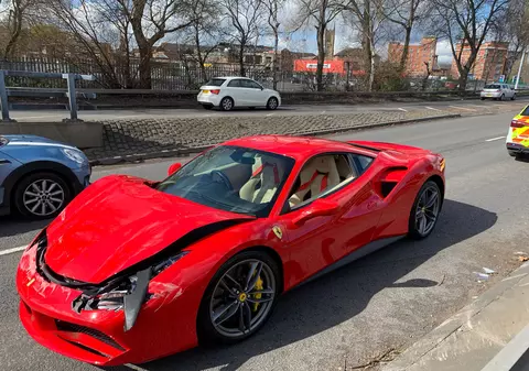 Un șofer și-a distrus noul Ferrari după ce a condus doar trei kilometri