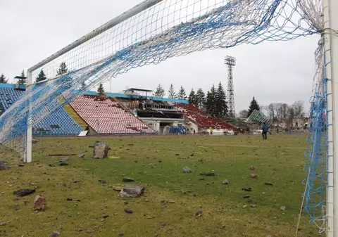„Denazificarea” sportului. Cum arată stadionul din Cernihiv după bombardamente