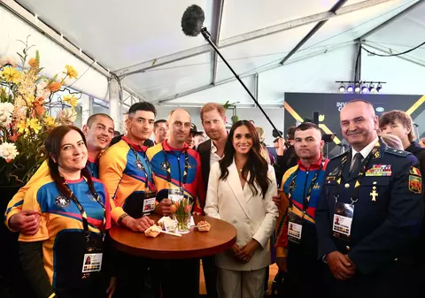 Prințul Harry și Meghan Markle, de vorbă cu militarii români de la Jocurile Invictus: ”Au cunoscut și umorul românesc”