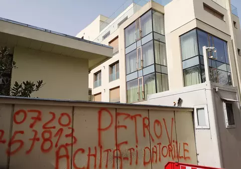 „Petrov, achită-ți datoriile”. Gardul vilei de protocol pe care trebuie să o elibereze Traian Băsescu a fost vandalizat