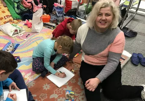 Asistență psihologică pentru familiile care se ascund în metroul din Kiev: „Desenăm cu cei mici, îi ajutăm să treacă peste frică și durere”