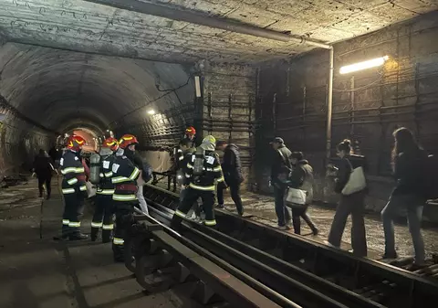 Călători evacuați prin tunel la metrou, după o defecțiune a unui tren între stațiile Grivița și Basarab