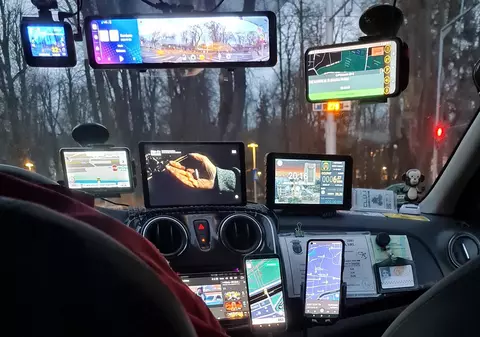 Taximetrist din Cluj cu 10 ecrane pe bord, se plânge clientei: „Greu cu tehnologia!”