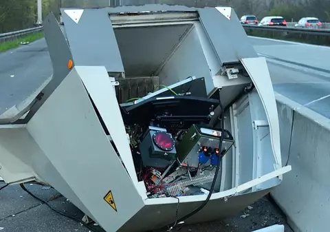 Un șofer care a fost prins depășind viteza legală, bănuit că a aruncat în aer sistemul radar de pe o autostradă, în Germania