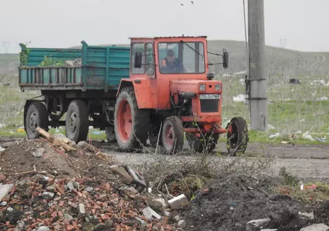 VIDEO. O mașină a Primăriei Alexandria aruncă gunoaie pe un câmp chiar sub privirile prefectului care făcea curățenie