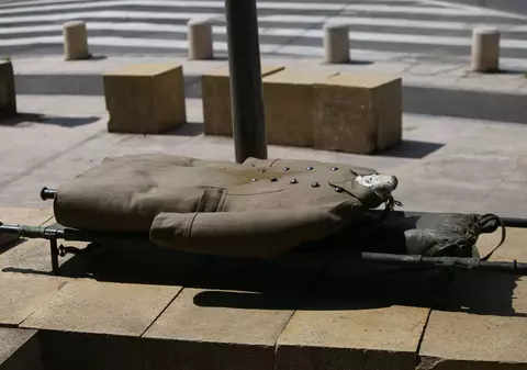 „Opriți masacrul Rusiei în Ucraina”. Artă împotriva războiului, expoziție în Piața Regele Mihai din București