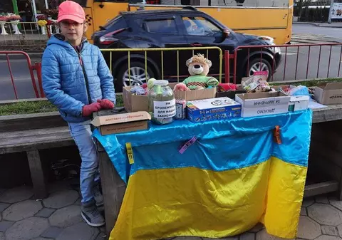 Mai mulți copii din Odesa își vând jucăriile pentru a ajuta armata. „Vrem ca Ucraina să învingă Rusia mai devreme”