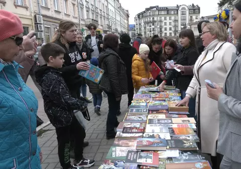 „O națiune care citește este invincibilă”. Sute de volume, distribuite gratuit de bibliotecile din Ivano-Frankivsk