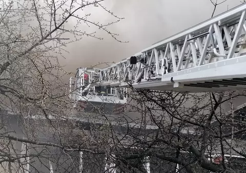 Incendii în serie în județul Iași. A ars acoperișul unui bloc, iar o fabrică de mobilă a fost cuprinsă de flăcări