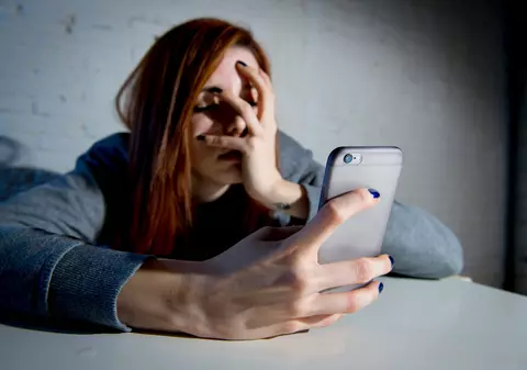 „Credeam că-mi trimiți o poză cu tine goală, că de matematică sunt sătul”. Ce s-a întâmplat cu profesorul care i-a dat acest mesaj unei eleve și cu un alt dascăl hărțuitor